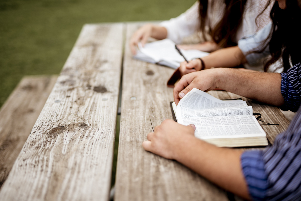 Chrétien étudiant la bible